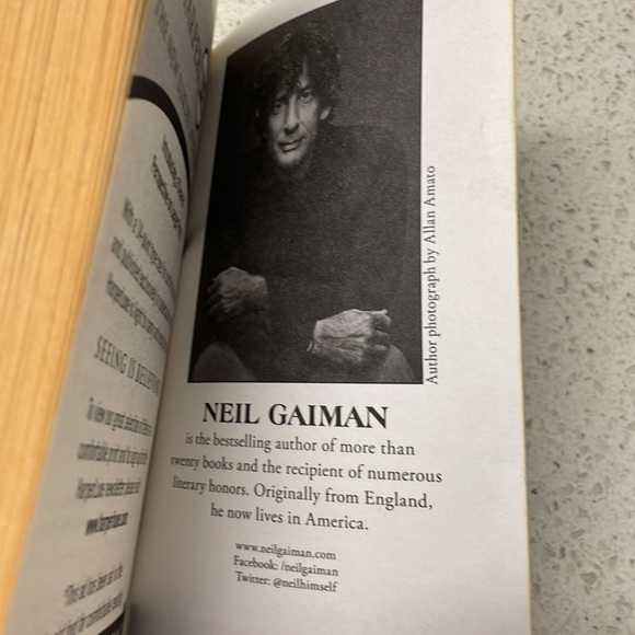 Neverwhere, a Novel Book by Neil Gaiman (The Dark Classic of Modern Fantasy) - Picture 3 of 4
